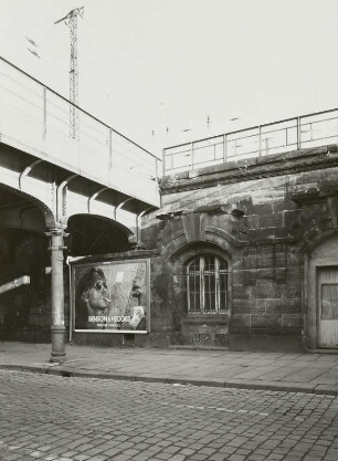 Bahnhof Dresden Mitte. Stützmauer der Hochgleisanlage und Eisenbahnbrücke (Teilansicht) über die Jahnstraße : Dresden-Altstadt. Bahnhof Dresden Mitte. Stützmauer der Hochgleisanlage und Eisenbahnbrücke (Teilansicht) über die Jahnstraße