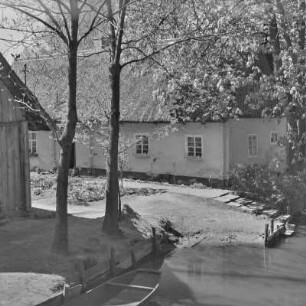 Strohgedecktes Blockhaus in Leipe mit Anlegerstelle. : Ze słomu kryta kładźita chěža w Lipjem z přistawnišćom.