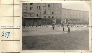 Aufmarsch einer Einheit der Ordnungspolizei auf dem Kasernenhof