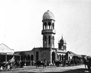Indische Moschee in Durban : Straßenszene mit Rikschas. Im Hintergrund die indische Moschee von Durban.