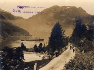 Merok/ Norwegen: Blick in Geirangerfjord mit Victoria Luise und Touristen auf dem Weg nach Merok