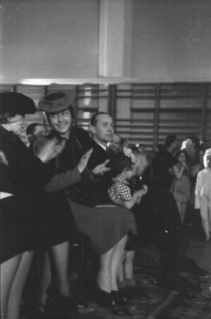 Bukarest: Frau Antonescu, klatschend