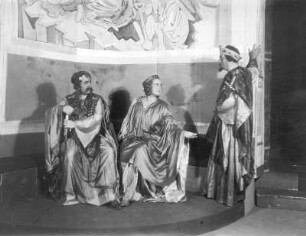 Ein Wintermärchen. Schauspiel in vier Akten von William Shakespeare. Staatsschauspiel Dresden, Neueinstudierung 25.08.1932 mit Musik von A. Chitz. Mit Willi Kleinoschegg als Leontes, König von Sizilien, Grethe Volckmar als dessen Gemahlin Hermione, Peter von Stein als Mamillius und Lotte Meyer als Perdita, ihre Kinder, Paul Paulsen als Antigonus, Walter Liedtke als Cleomenes und Wolfgang Nufer als Dion, vornehme Sizilianer, Stella David als Antigonus' Gemahlin Paulina, Tom Farecht als 1. Edelmann, Carla Hacker als Hofdame, Siegfried Lewinsky als Gerichtsbeamter, Alexis Posse als Polyxenes, König von Böhmen, Felix Steinböck als dessen Sohn Florizel, Rudolf Schröder als alter Schäfer, Martin Hellberg als dessen Sohn, Luis Rainer als Spitzbube Autolycus, Lotte Gruner als Mopsa und Ursula Neumann als Dorcas, zwei Schäferinnen u. a. Regie: G. Kiesau, Bühnenbild: A. Mahnke, Tänze: E. von Cleve-Petz. Fotografien (Negativabzug auf Papier) von Ursula Richter : Alexis Posse als Polyxenes, König von Böhmen, Grethe Volckmar als Hermione und Willi Kleinoschegg als Leontes, König von Sizilien