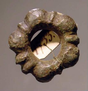 Ring, mit Buckeln verziert