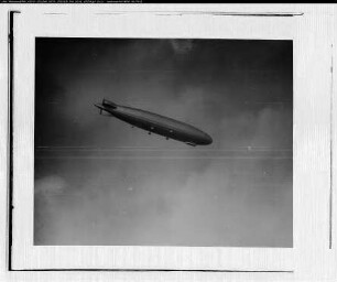 Berlin-Staaken, Luftschiff Zeppelin 126 über Berlin-Staaken