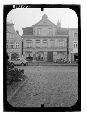 Bützow, Wilhelm-Pieck-Straße (Lange Straße) 65. Wohnhaus mit Laden (Drogerie Gieseking). Straßenfront