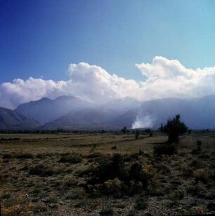 Kreta, Omalós. Die Hochebene von Omalós, 1064m, in den Weißen Bergen, 25km2. Levká Ori-Gipfel Valakiás 2116m und Gingilos 2080m