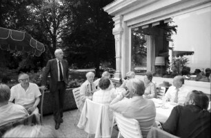 35. Tagung 1985 Physik; Bad Schachen Hoten Fraunhof; Gruppen beim Nachmittagspressetee: links sitzend Baron Dées de Sterio, rechts Mitte: Frau v. Khuon, E. v. Khuon