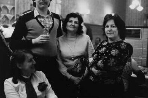 Menschen in einem Restaurant (Betriebsfeier ?)