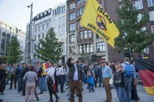10.000 Menschen haben heute in Hamburg gegen Fremdenhass und rechte Hetze demonstriert. Anlass war die Kundgebung eines "Merkel muss weg"-Bündnisses am Gänsemarkt mit unter 200 Teilnehmern. Anmelder der Rechten war Kiezgröße Thomas "Togger" Gardlo, früherer Leibwächter von Ronald Schill und Trainer der "Identitären Bewegung"