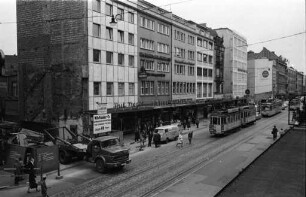 Wiederaufgebaute Kaiserstraße mit modernen Geschäftsbauten und noch bestehenden Baulücken.