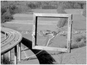 Fotomontage: Landschaft mit Autobahnbrücke und Fensterrahmen um ein Gehöft (Altersgruppe 18-21)