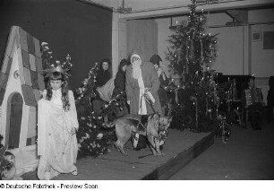Blick auf die Bühne mit Weihnachtsmann