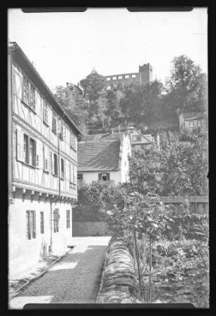 Blick aus der Rittergasse am Glasmuseum vorbei Richtung Burg