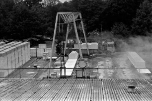 Kalksandsteinwerk Stellau: Kalksandsteine werden mit einem Kran auf einen Lastwagen geladen