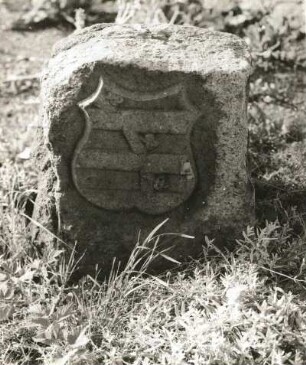 Cunersdorf (Kreis Annaberg). Grenzstein bei der Gemeindeverwaltung