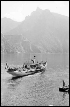 Traunkirchen: Traunsee Dampfer vor Traunstein, von hinten