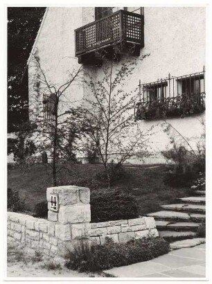 Garten Hermann Leinweber, Berlin-Schlachtensee: Haus Eingang mit Mäuerchen