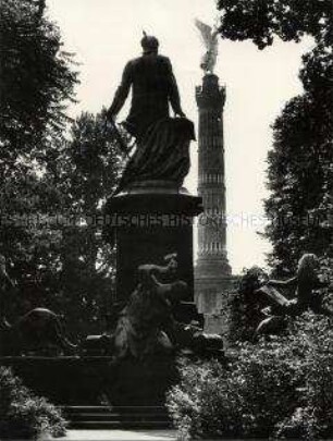 Blick auf die Siegessäule und das Bismarck-Nationaldenkmal am Großen Stern im Berliner Tiergarten