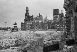 Dresden. Theaterplatz. Blick nach Südosten gegen Katholische Hofkirche und Schloß