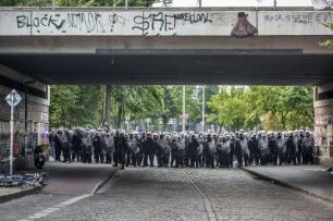 Schulterblatt. Schanzenviertel. Rote Flora. Polizei-Einsatz vs. Linke Störer