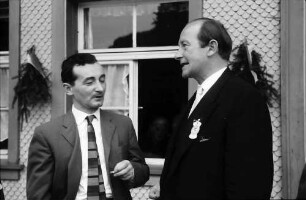 Bernau: Arthur Fauser und Staatsrat Filbinger vor Gasthaus Schwanen