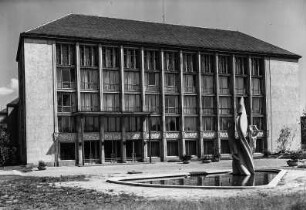 Dresden, Studentenwohnheim in der Güntzstraße, davor Brunnen mit Skulptur "Flugwille des Menschen" : erbaut um 1955 von Wolfgang Rauda, Blick über die Gartenanlage mit Brunnen "Flugwille des Menschen" (Sandstein; Höhe ca. 5 m; Max Lachnit)