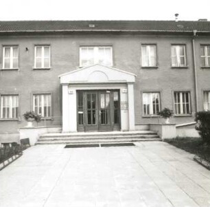 Calau, Karl-Marx-Straße 104. Poliklinik (1956). Eingang