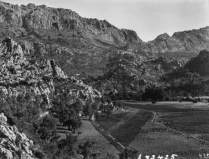 Nordseite der Ebene : Blick auf eine Gebirgswand am Rand einer Ebene