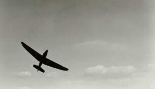 Flugplatz Dresden-Heller, Sportflugzeug Klemm L-30 der SA-Fliegersturm-Staffel über dem Flugplatz