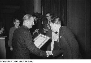 Preisverleihung beim Bezirksausscheid für Volkskunstgruppen 1954