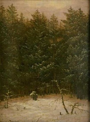 Verschneiter Wald mit Steinkreuz