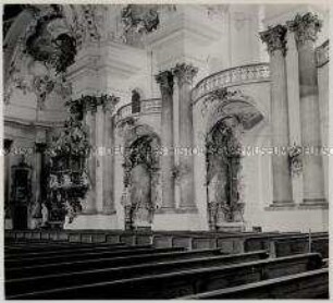Zwiefalten, Pfarr- und Wallfahrtskirche Münster Unserer Lieben Frau, Blick auf Seitenaltar und Kanzel