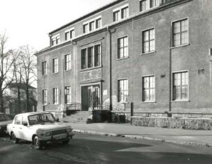 Radebeul. Ehemaliger Gasthof "Goldene Krone" (später Kulturhaus der AWD), Turnerweg 1/Ecke Gartenstraße (um 1928, um 1955). Haupteingangsseite