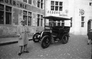 Brüssel: belgisches Dorf um 1900, Renault von 1902 und Chauffeur