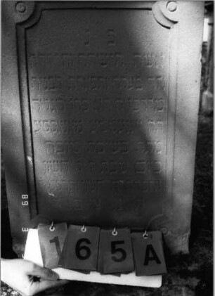 Grabstein 165 (Index: 100100221) Maße HxBxT: 134x59x26 cm Symbolik: Verzierungen: Grabstein 165A