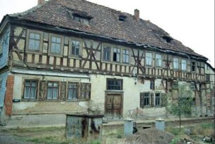 großes, verfallendes Haus mit schönem Fachwerkobergeschoss; teilweise leerstehend