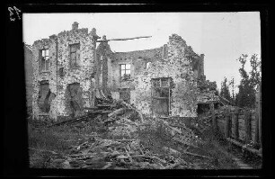 Nicht identifizierbare Ortschaft (Diksmuide (?) (Belgien) oder Rocroi (?) (Dep. Ardennes, Frankreich): Ruine eines zweistöckigen Backsteingebäudes
