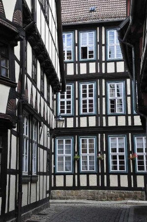Quedlinburg - Sanierte Fachwerkhäuser in der Hölle : Sanierte Fachwerkhäuser in der Gasse Hölle. Aufgenommen am 15. Juli 2012 in Quedlinburg