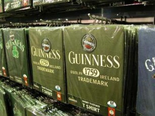T-Shirts mit Aufdruck im Shop des Guinness-Brauerei Werksmuseums in Dublin
