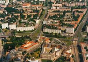 Dresden. Östliche Altstadt mit Kunstakademie, Brühlschem Garten, Albertinum und Landhaus sowie Rathenau- und Pirnaischem Platz gegen Johannstadt zwischen Terrassenufer und Grunaer Straße. Luftbildschrägaufnahme von Westen