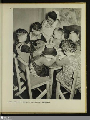 Fröhliches kleines Volk im Kindergarten eines volkseigenen Großbetriebes