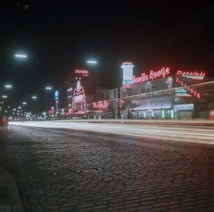 Hamburg. Leuchtreklamen : Hamburg. Reeperbahn. Leuchtreklame, Blick auf das Moulin Rouge, September 1956