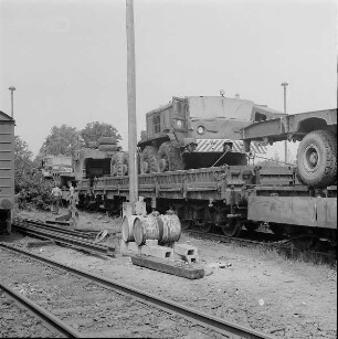 Verladen von Militärtechnik der 1. Gardepanzerarmee im Bf. Dresden-Klotzsche. Soldaten befestigen Fahrzeuge auf Flachwagen
