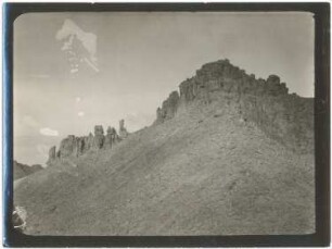 Gipfel des Cerro Azanaque mit turmartig geklüftetem vulkanischen Gestein
