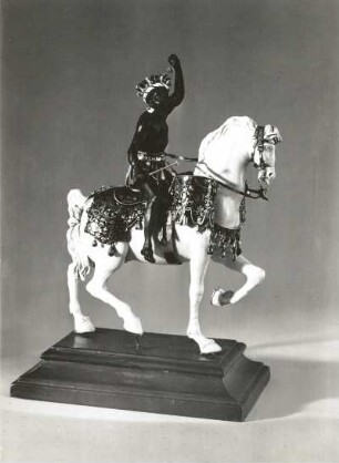 Mohr als Kesselpauker : Mohr als Kesselpauker (1690/1700, Fassung J. M. Dinglinger, Skulptur B. Permoser; lackiertes Ebenholz, Elfenbein, emailliertes Gold, Diamanten; Höhe 16,6 cm; Staatliche Kunstsammlungen Dresden (SKD))