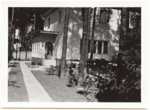 Garten Simon, Berlin-Dahlem: Wohnhaus mit Eingang