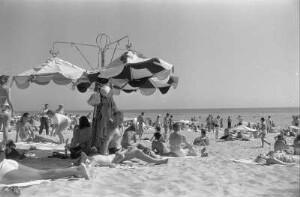 Eforie. Strand am Schwarzen Meer mit sich sonnenden Badegästen