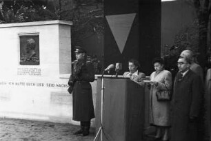Einweihung der Gedenkstätte für Julius Fucik anläßlich des 10. Jahrestages seiner Hinrichtung