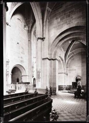 Marienkirche; Inneres, Chor von Südosten mit Taufstein
